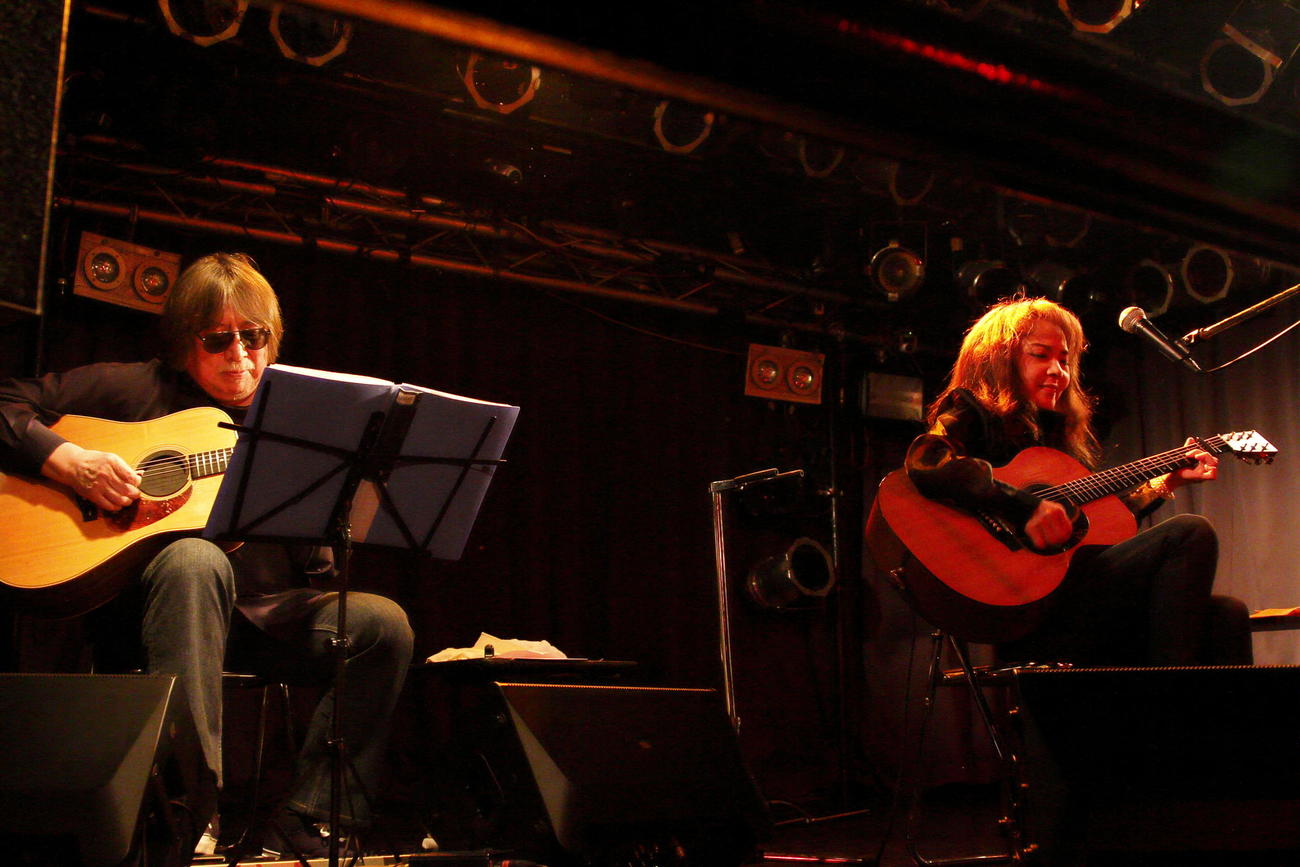 山崎ハコ（右）と共演する夫でギタリストの安田裕美さん
