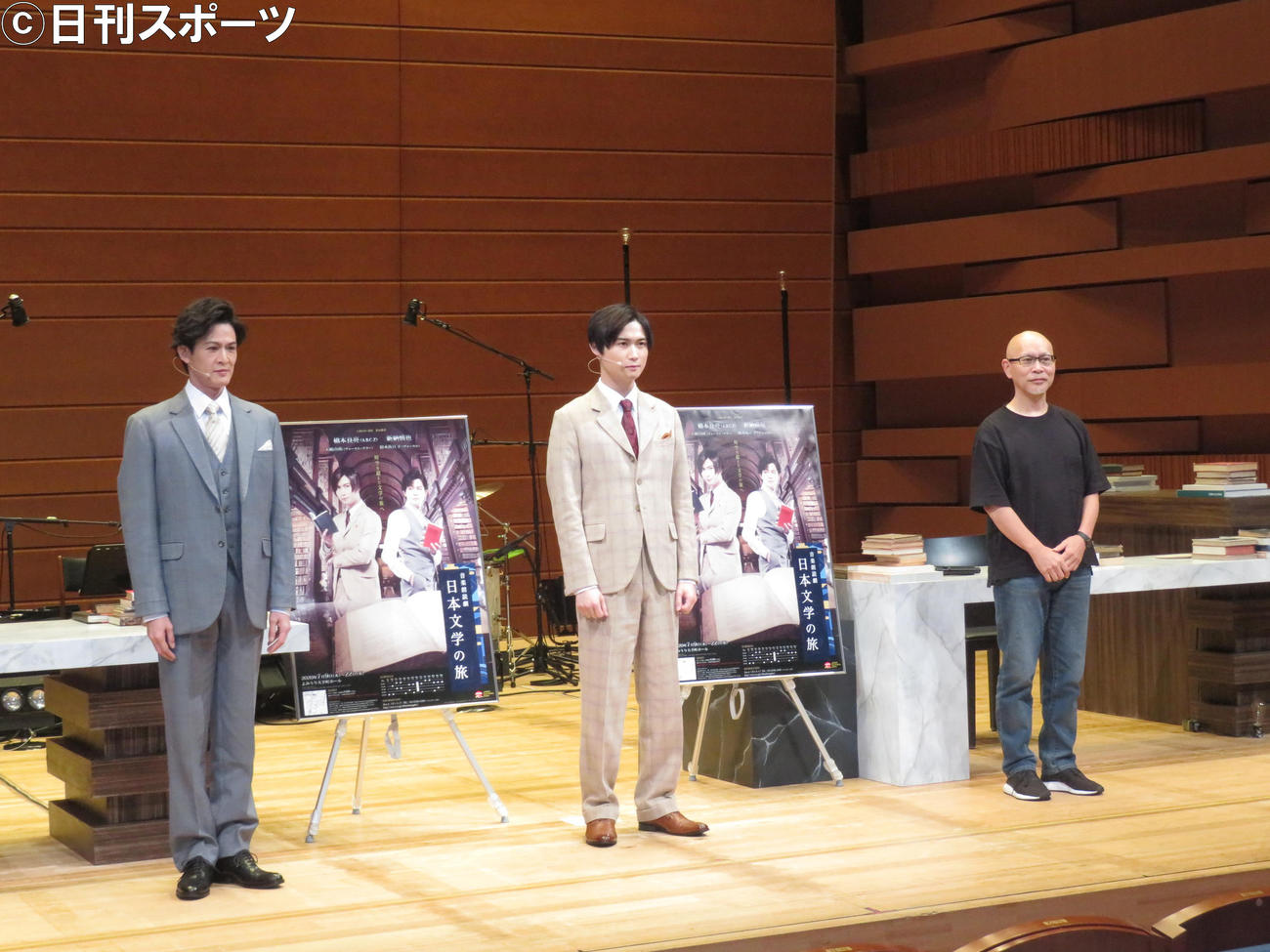 音楽朗読劇「日本文学の旅」のゲネプロに臨んだA．B．C－Z橋本良亮（中央）。左は新納慎也、右は鈴木勝秀氏（撮影・横山慧）