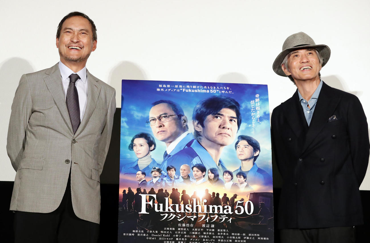 映画「Fukushima50」のカムバック上映舞台あいさつで、笑顔を見せる渡辺謙（左）と佐藤浩市（撮影・浅見桂子）