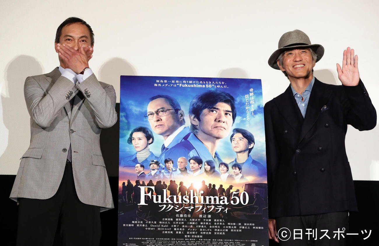 映画「Fukushima50」のカムバック上映舞台あいさつで、口もとにマスクをするようなしぐさを見せる渡辺謙（左）と手を振る佐藤浩市（撮影・浅見桂子）
