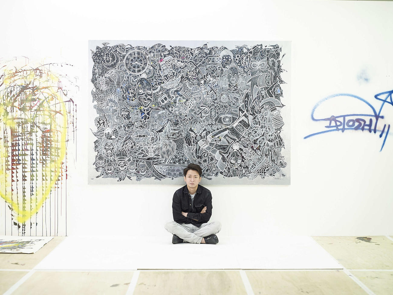 新作の大型細密画の前に座る大野智