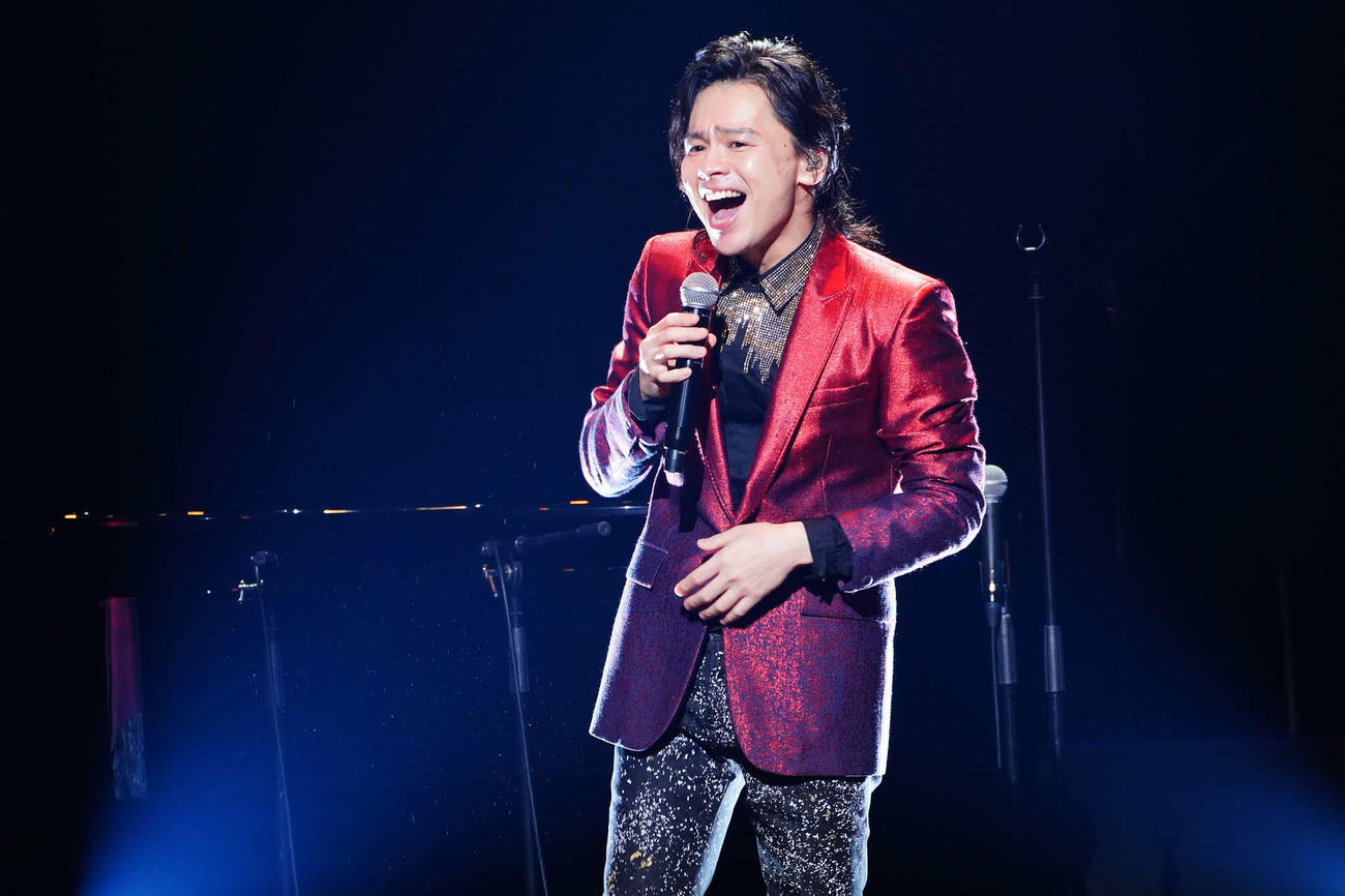 コンサートで歌唱する中川晃教