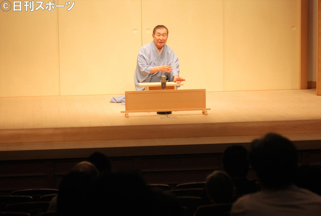 約4カ月ぶりの再開した昼席のトリを飾った桂文枝（撮影・松浦隆司）