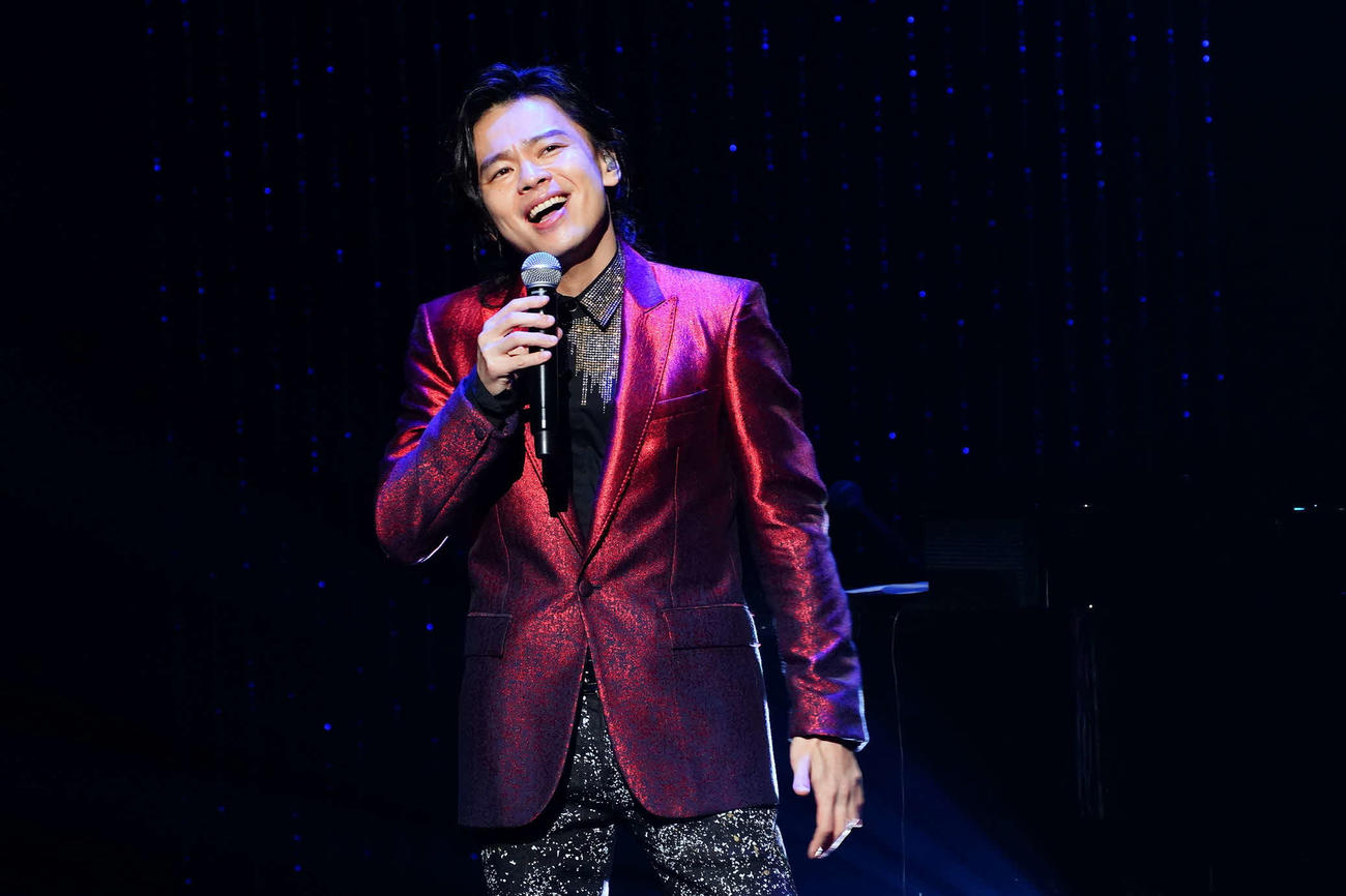 コンサートで歌唱する中川晃教