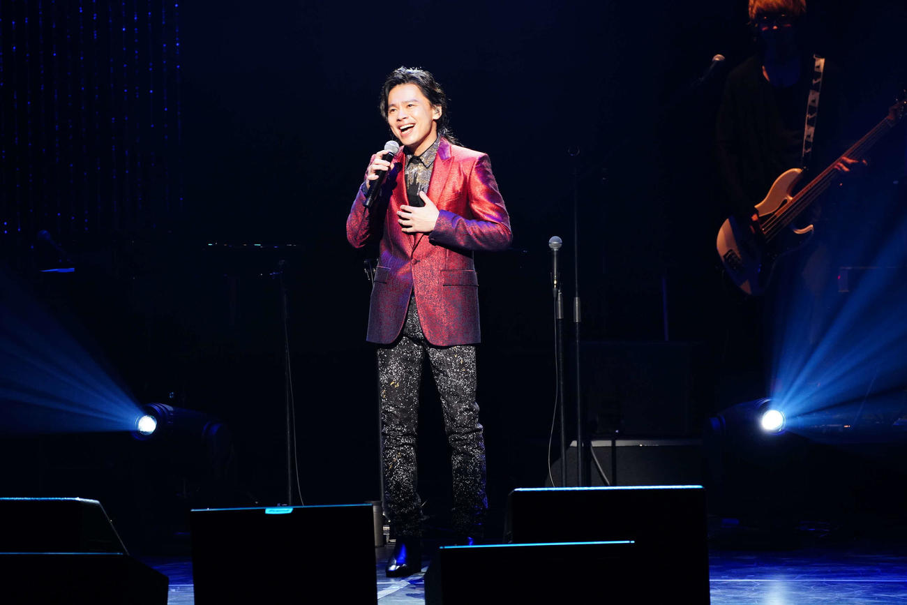 コンサートで歌唱する中川晃教
