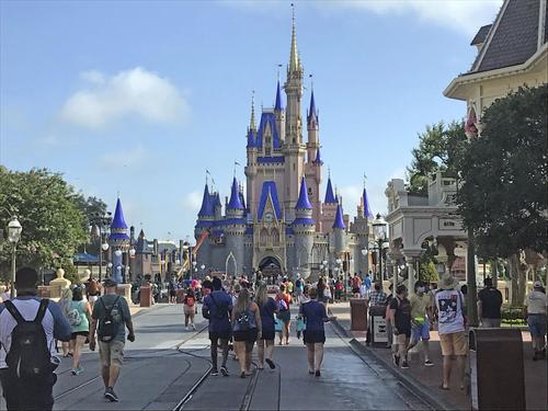営業を再開した米フロリダ州オーランドのウォルト・ディズニー・ワールド（AP）
