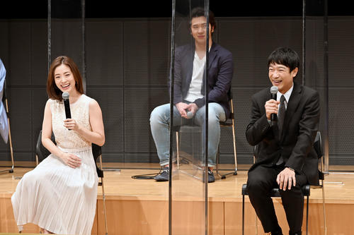TBS系日曜劇場「半沢直樹」の制作発表会に出席し、笑顔を見せる上戸彩（左）と堺雅人（C）TBS