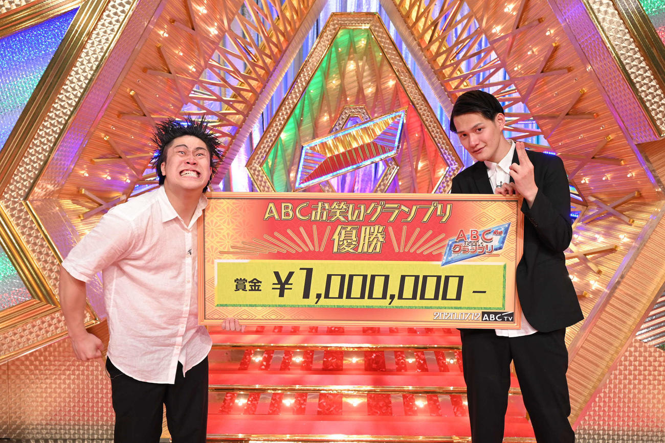 「第41回ABCお笑いグランプリ」で優勝したコウテイの下田真生（左）と九条ジョー（C）ABCテレビ