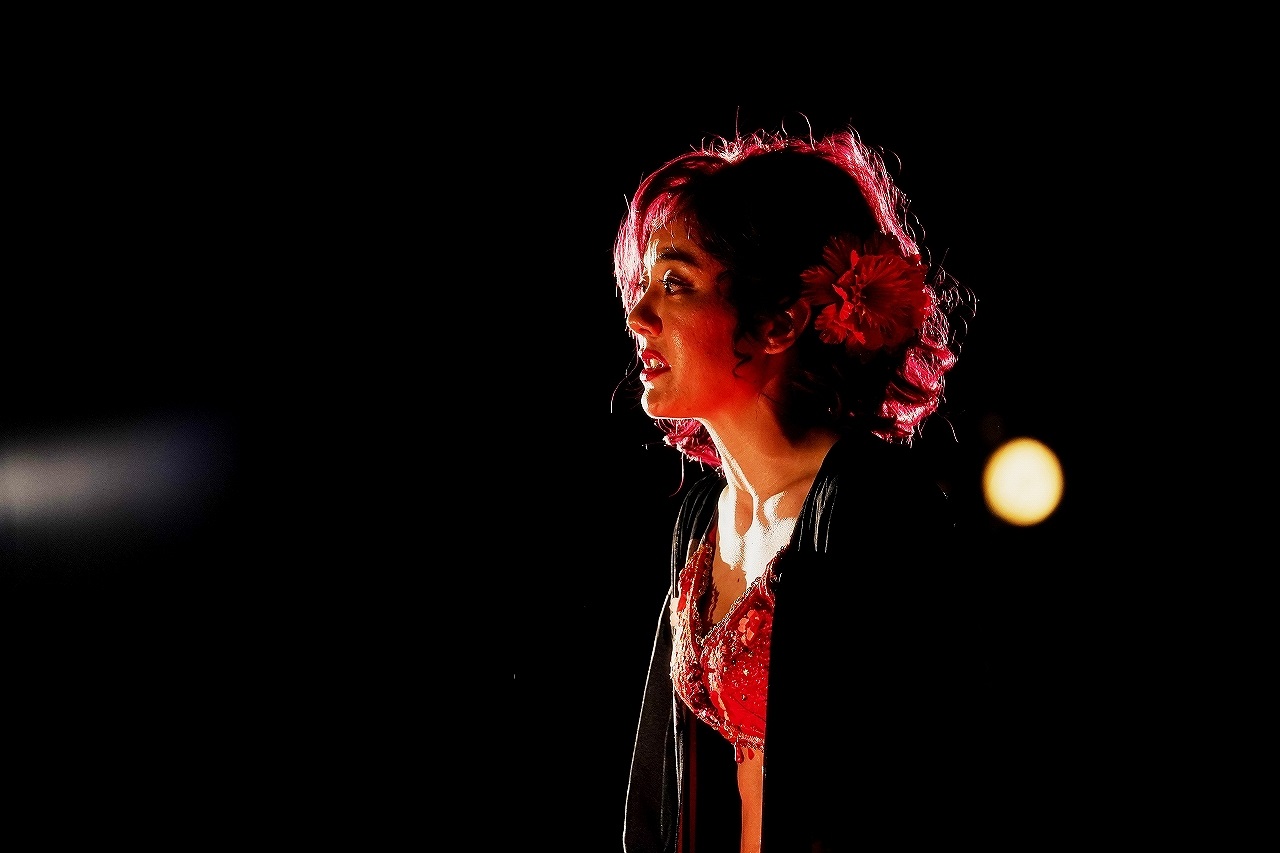 一人芝居「殺意」で熱演する鈴木杏（撮影・細野晋司氏）