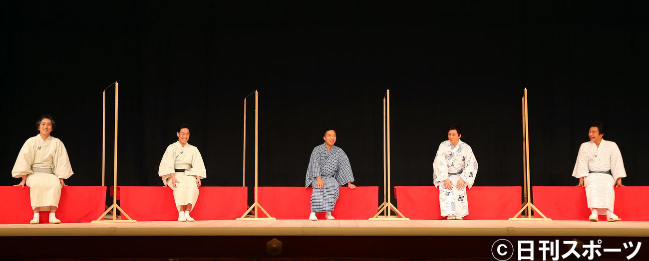 アクリル板で仕切られた会見で、話し合って盛り上がる、左から中村七之助、中村勘九郎、市川猿之助、松本幸四郎、片岡愛之助（撮影・大野祥一）