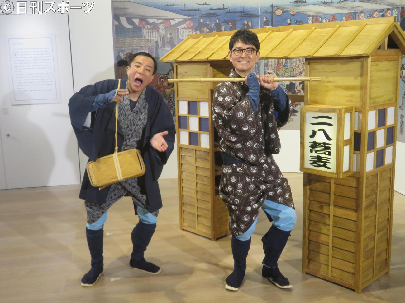 広報大使を務める浮世絵展の取材会に出席したナイツ塙宣之（左）と土屋伸之