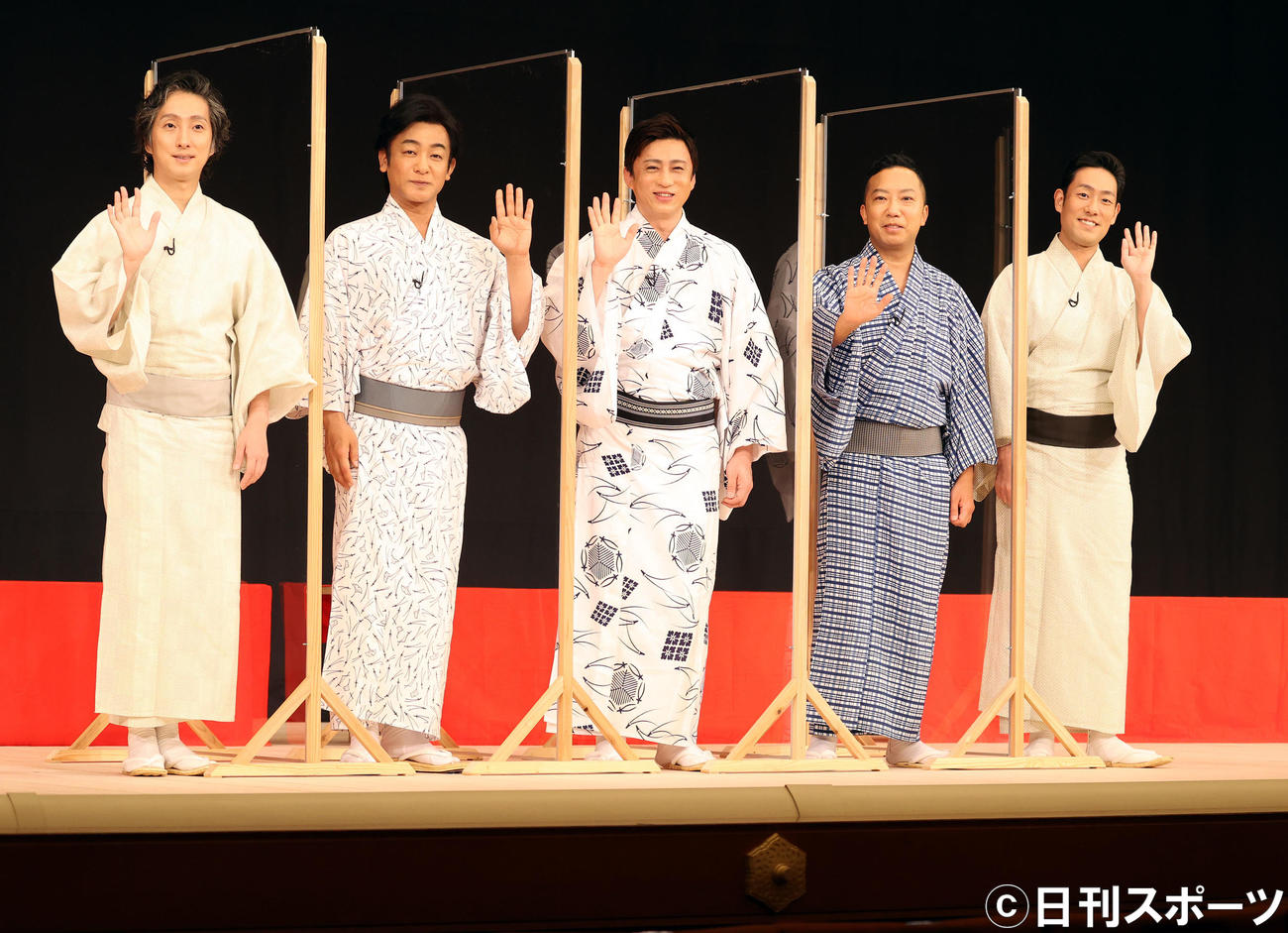 会見でアクリル板で仕切られて写真に納まる、左から中村七之助、片岡愛之助、松本幸四郎、市川猿之助、中村勘九郎（撮影・大野祥一）