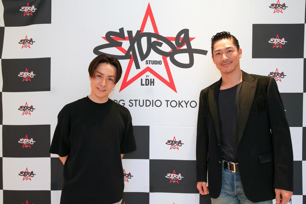EXPG高等学院の生徒にオンラインで講義を行ったEXILEのTETSUYA（左）とAKIRA