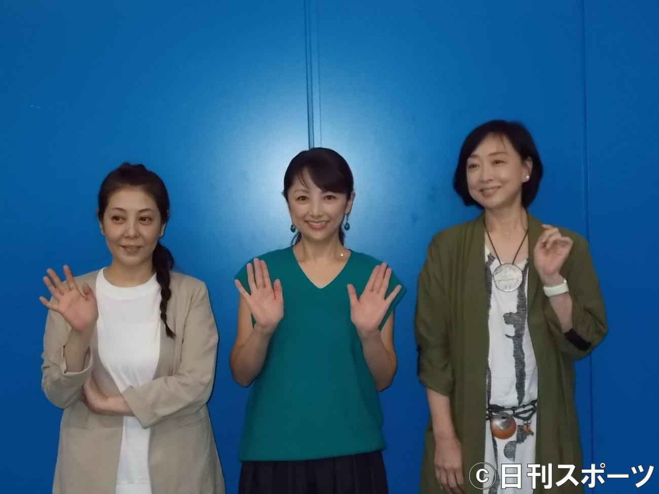 リモートドラマの会見に出席した芳本美代子、櫻井淳子、川上麻衣子（左から）