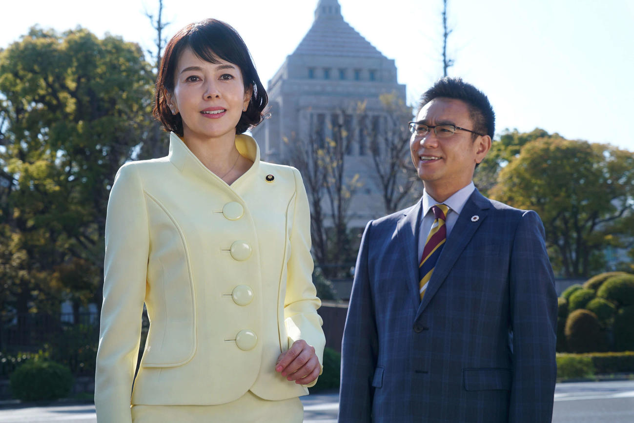 テレビ朝日系ドラマスペシャル「お花のセンセイ」で新人国会議員を演じる沢口靖子（左）と秘書を演じる八嶋智人
