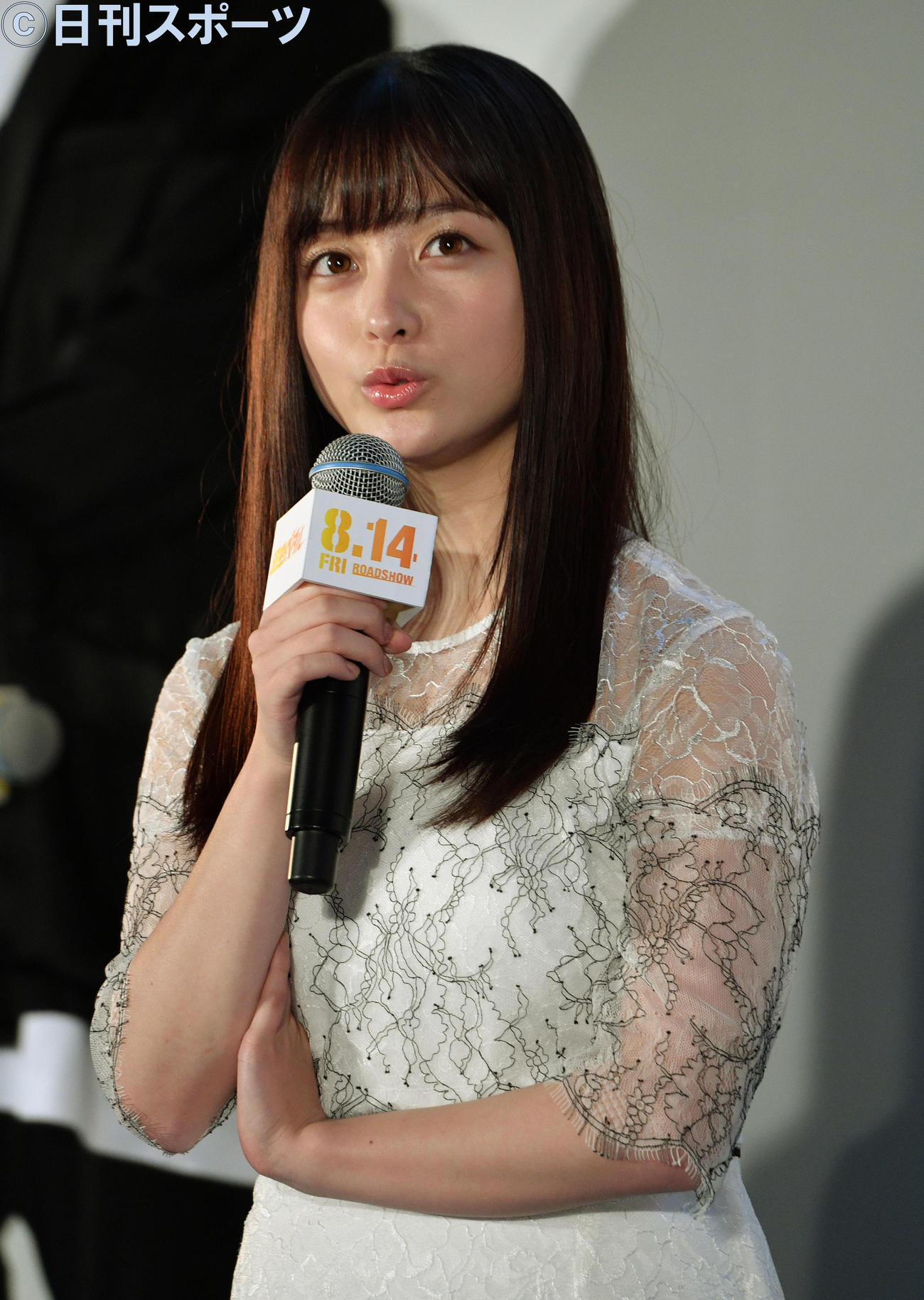 あいさつする橋本環奈