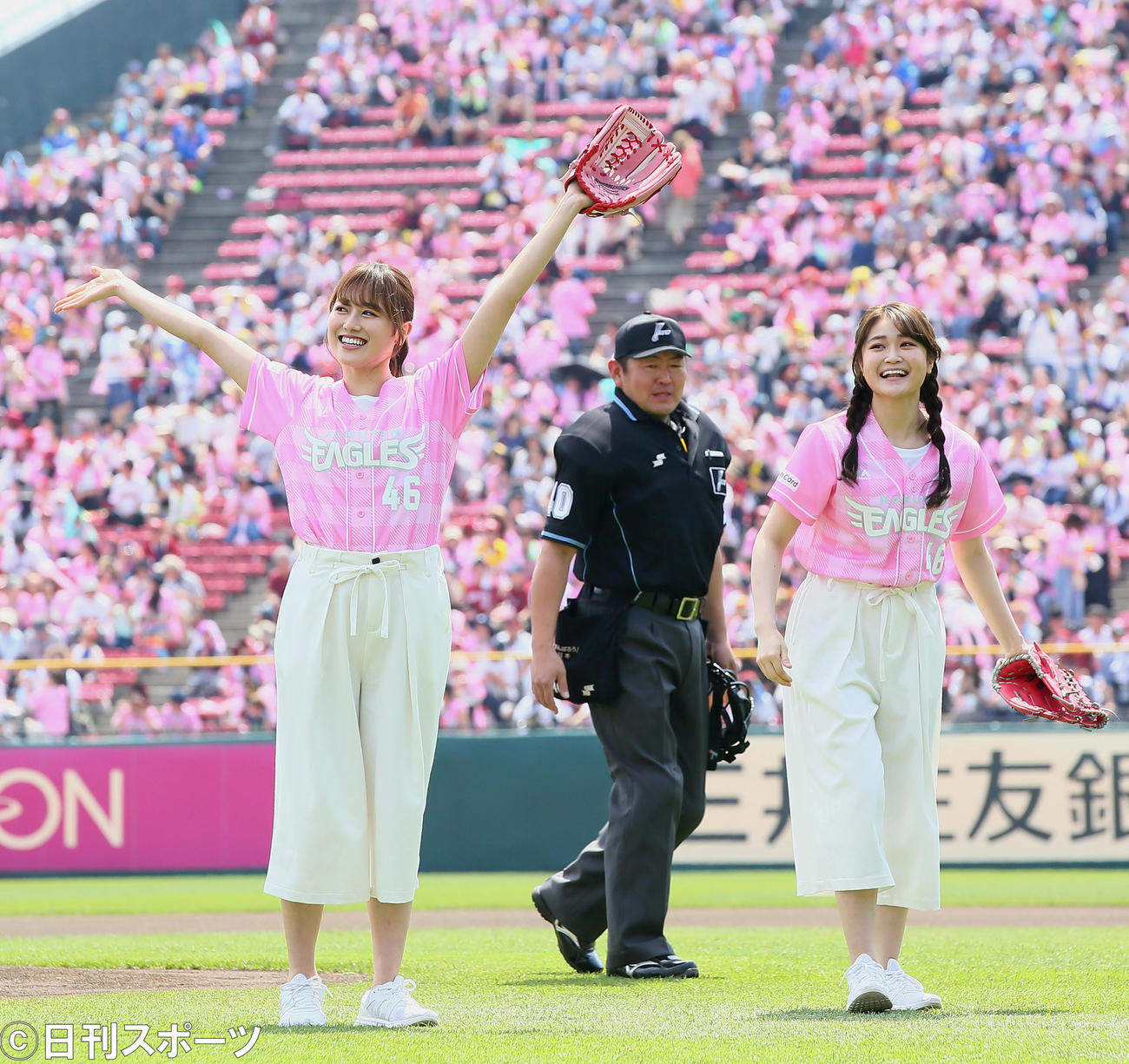 楽天対オリックス　始球式を行い笑顔を見せる欅坂46の守屋茜（左）と石森虹花（撮影・足立雅史）