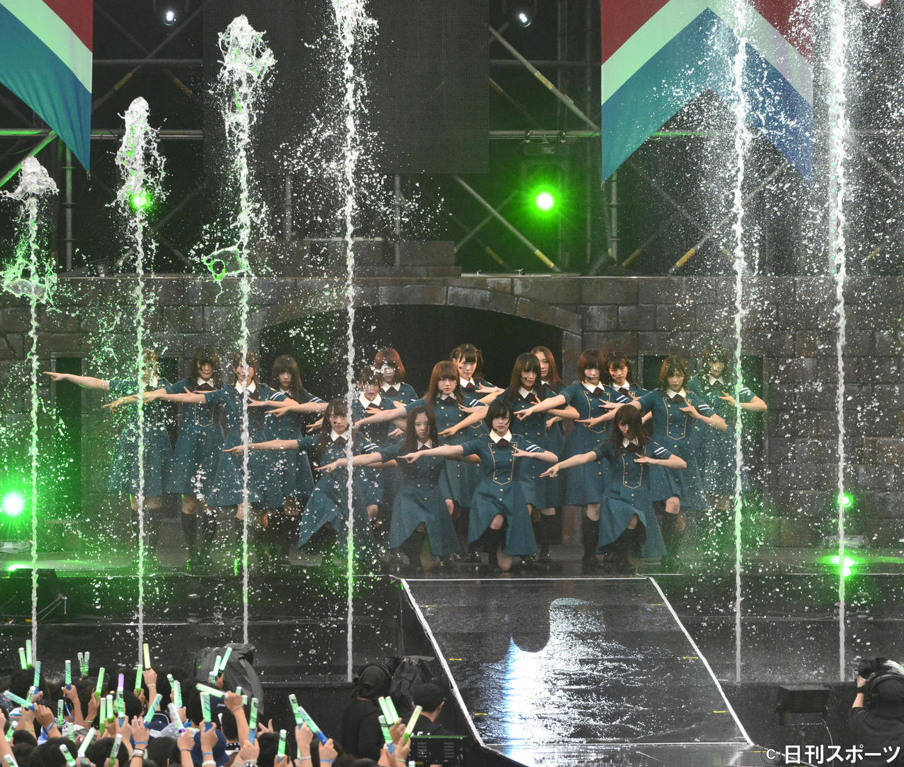 17年7月、欅坂46初野外単独ライブ「欅共和国　2017」　屋外コンサートを開いた欅坂46は噴水の中で「サイレントマジョリティー」を披露する