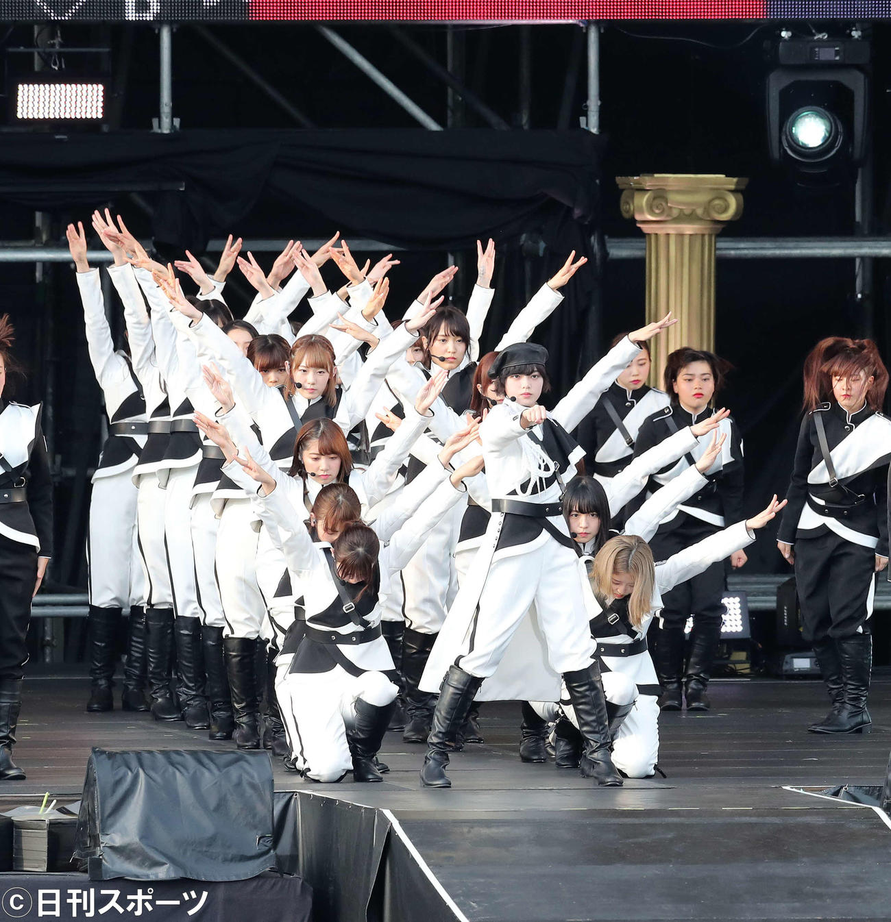 「欅共和国2018」千秋楽公演　ライブ開始時、ポーズを決める平手友梨奈
