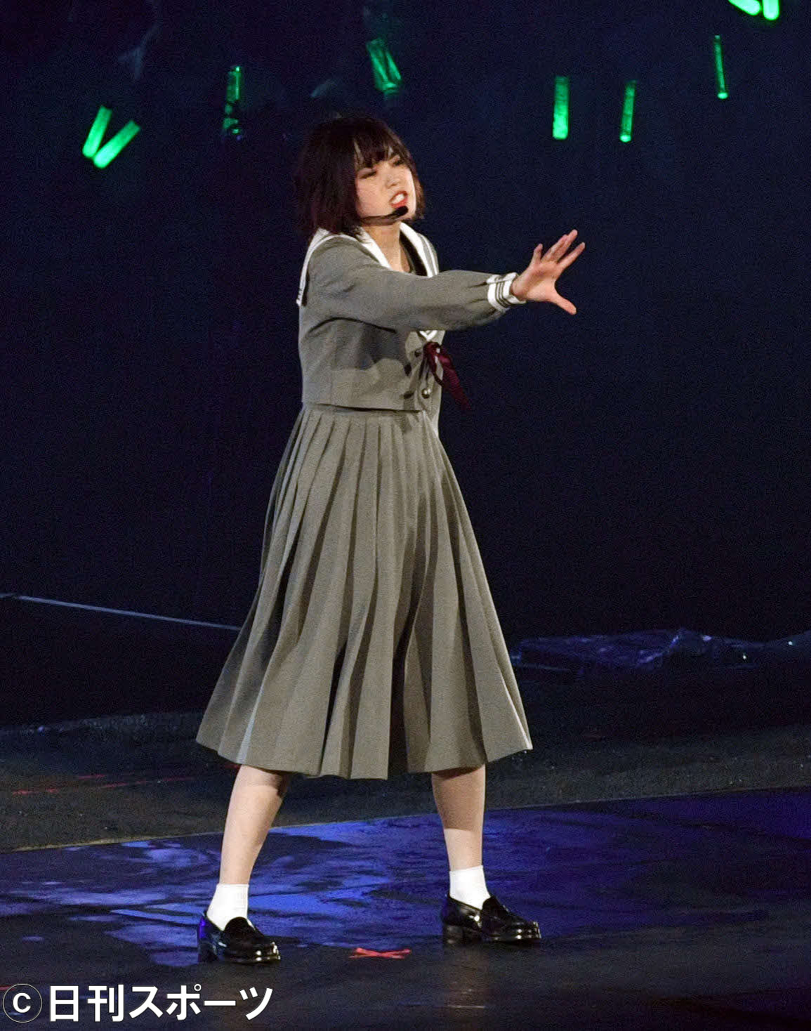 アンコールで「角を曲がる」を披露する欅坂46の平手友梨奈