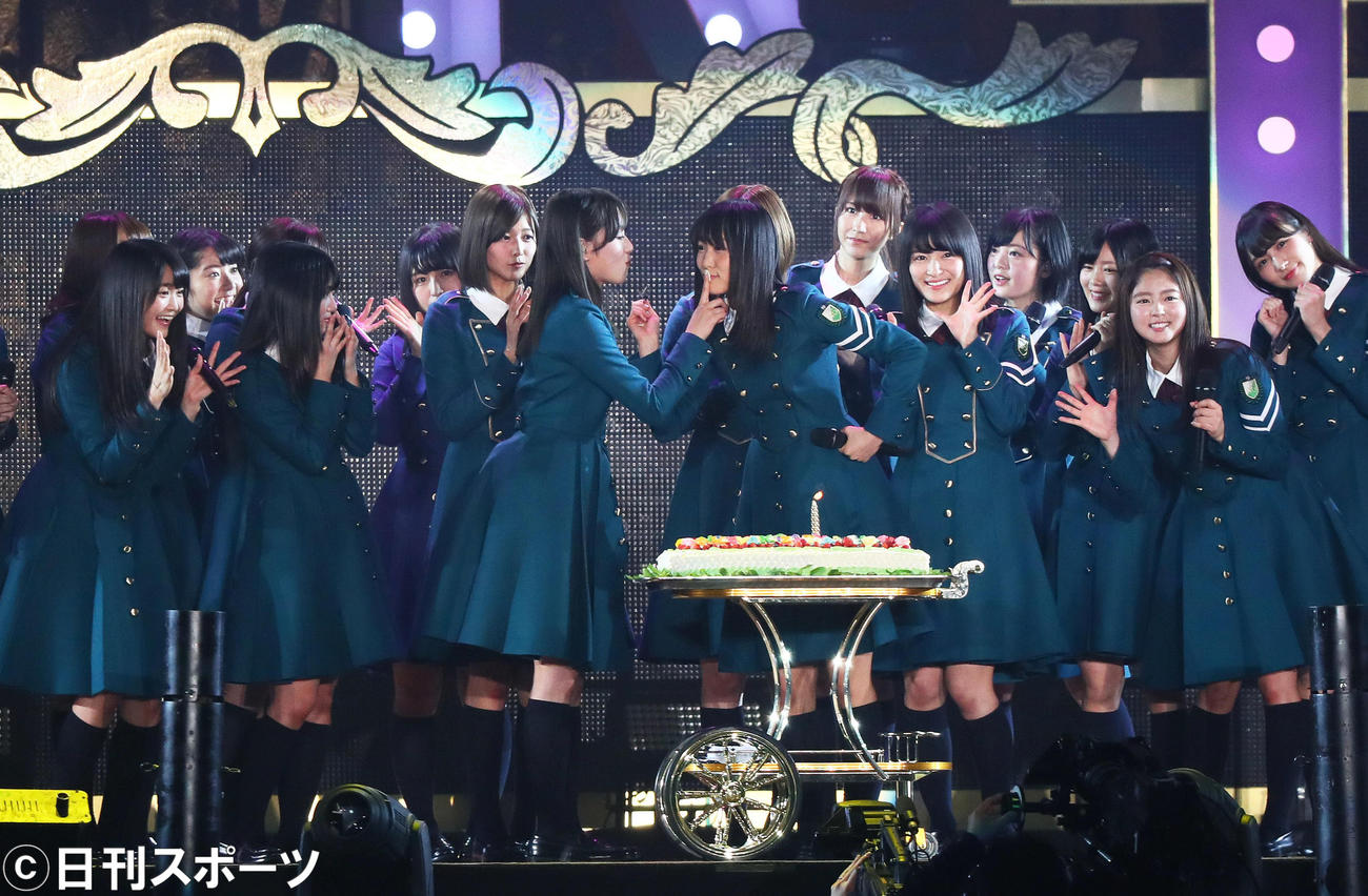 欅坂46の菅井友香（中央右）はデビュー1周年記念のケーキを守屋茜（同左）から食べさせてもらう（撮影・足立雅史）