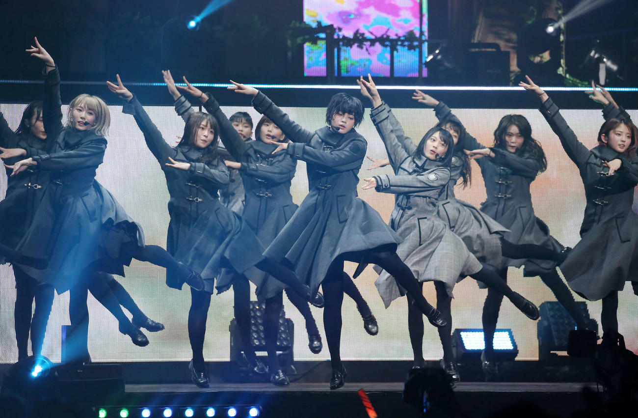 19年5月、欅坂46・3周年アニバーサリーライブ千秋楽公演でパフォーマンスする平手友梨奈（中央）