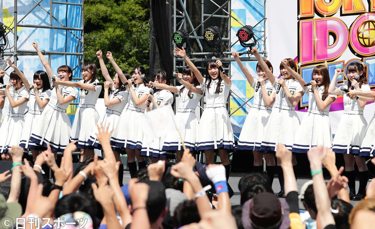 猛暑の中、元気いっぱいのステージを繰り広げた欅坂46（撮影・丹羽敏通）