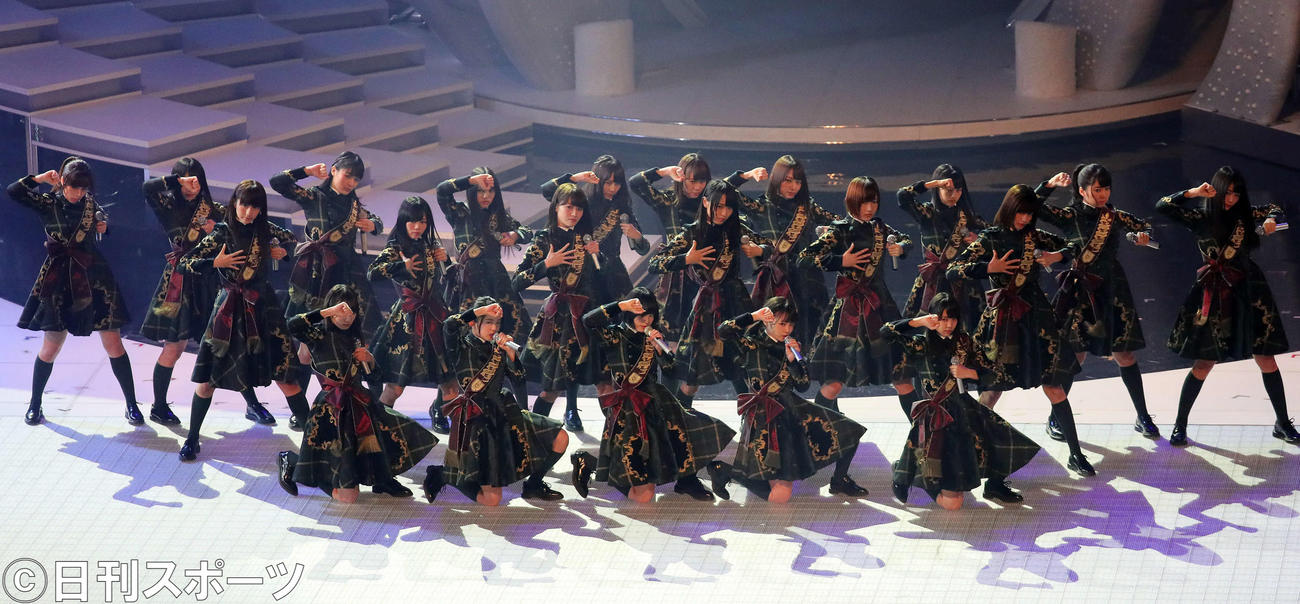 初出場の欅坂46は「サイレントマジョリティー」を熱唱する（撮影・足立雅史）