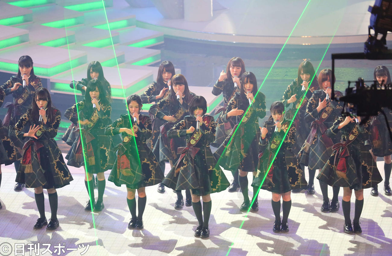 紅白歌合戦で「サイレントマジョリティー」を披露した欅坂46（撮影・足立雅史）