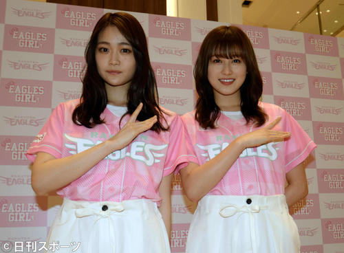 イーグルスガールに就任する欅坂46の石森虹花（左）と守屋茜
