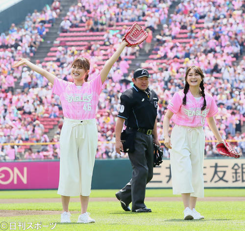 楽天対オリックス　始球式を行い笑顔を見せる欅坂46の守屋茜（左）と石森虹花（撮影・足立雅史）