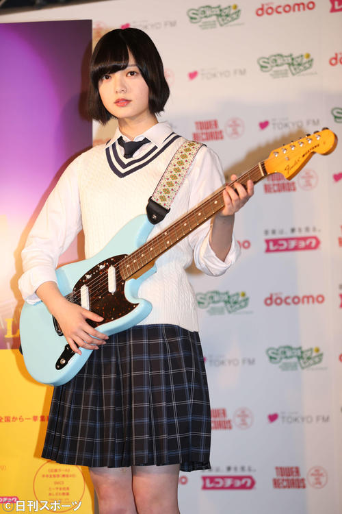 「未確認フェスティバル2017」の応援ガールに就任し、ギターを手にする欅坂46の平手友梨奈