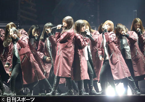 2nd　YEAR　ANNIVERSARY　LIVEの1曲目「ガラスを割れ！　」でセンターを務めた欅坂46の、中央左から小林由依、今泉佑唯