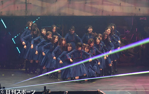 アンコールで「不協和音」を披露する欅坂46