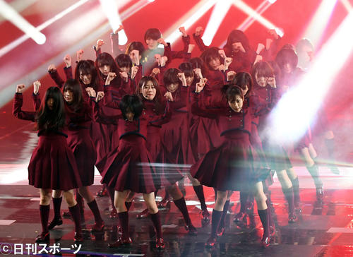 第70回NHK紅白歌合戦　「不協和音」を熱唱し、メンバーに担がれステージを後にする欅坂46平手友梨奈（撮影・横山健太）