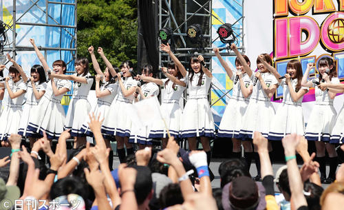猛暑の中、元気いっぱいのステージを繰り広げた欅坂46（撮影・丹羽敏通）
