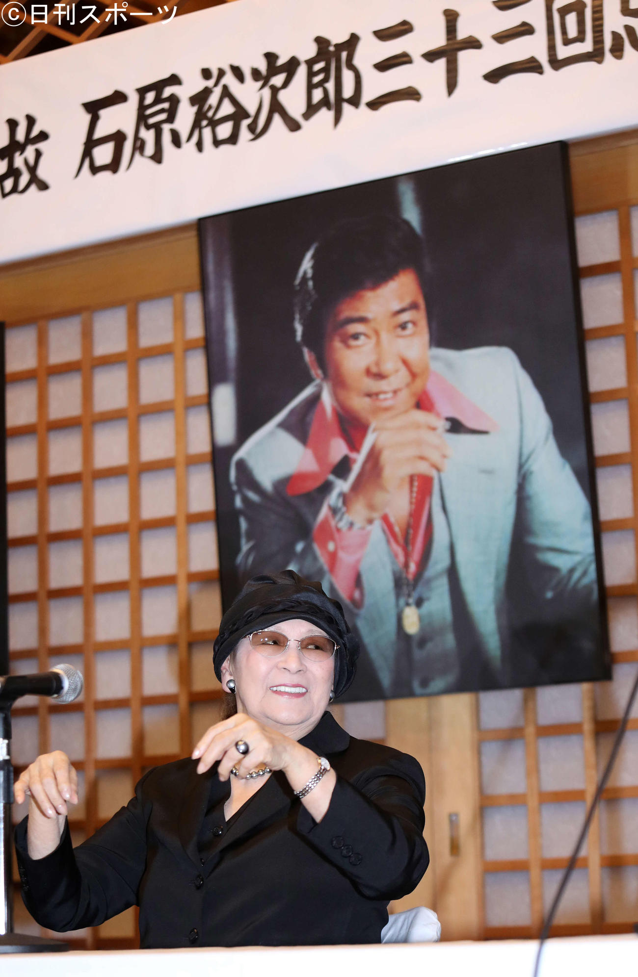 報道陣の質問に答える石原まき子さん（2019年7月17日撮影）