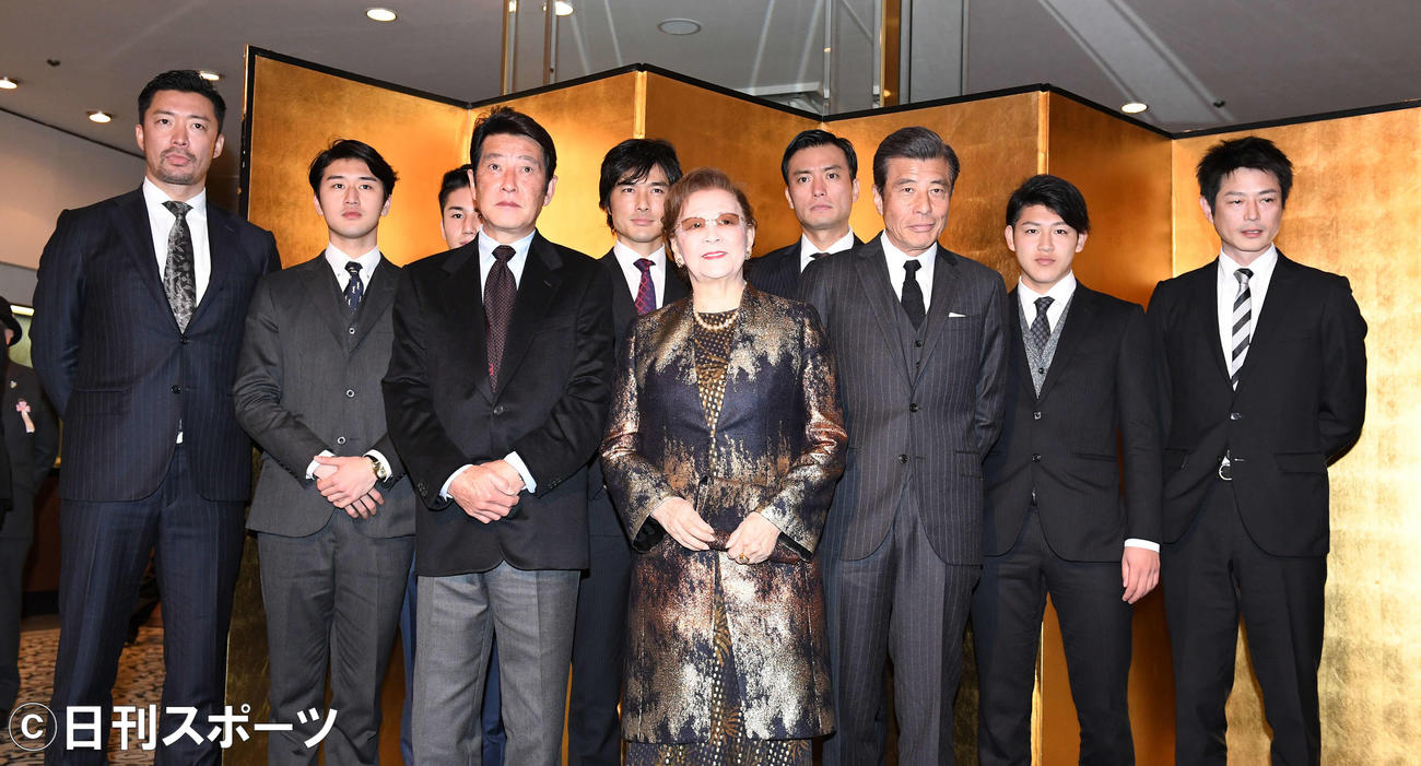 金びょうぶの前でポーズを取る石原軍団。前列左から神田正輝、石原まき子さん、舘ひろし、後列左から金児憲史、岩永ジョーイ、神田穣、池田努、徳重聡、増本尚、宮下裕治（2017年12月28日撮影）