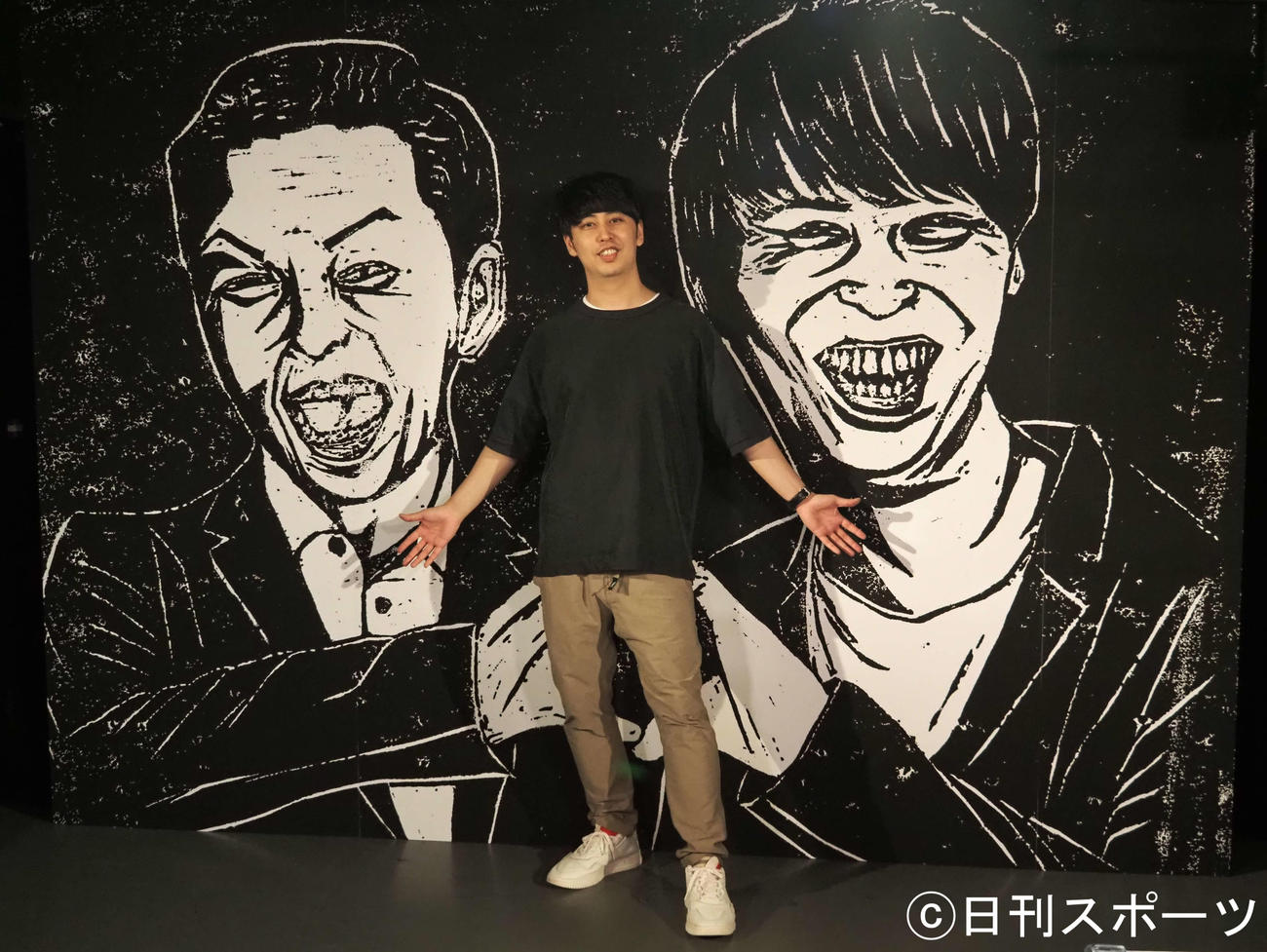 初個展「ヤシキ版画展2020」メディア向け内覧会に出席したニューヨーク屋敷裕政（撮影・遠藤尚子）