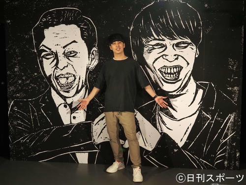 初個展「ヤシキ版画展2020」メディア向け内覧会に出席したニューヨーク屋敷裕政(撮影・遠藤尚子)