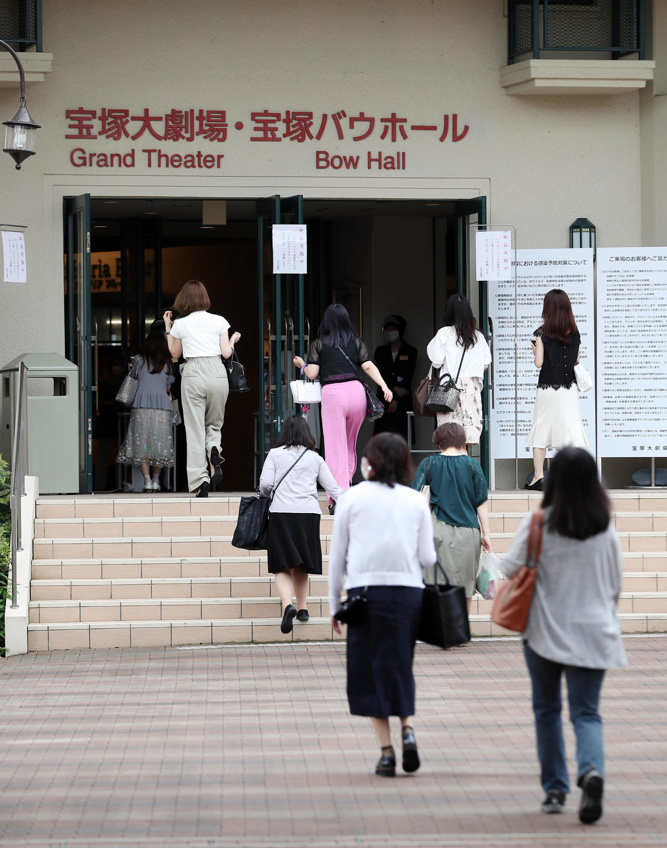 公演が再開される宝塚大劇場に入るファンら（撮影・前田充）