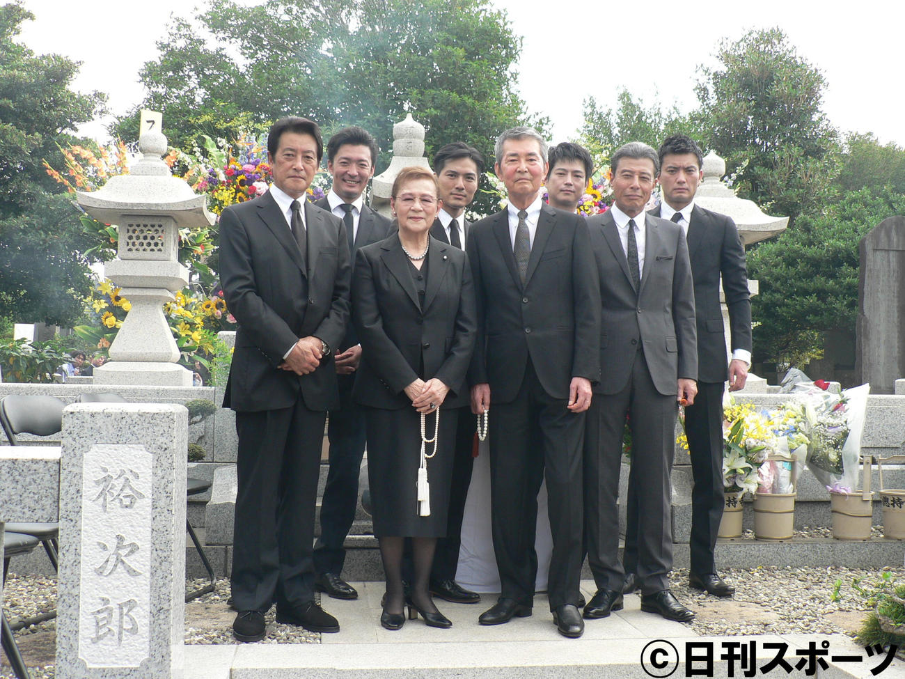 14年7月、故石原裕次郎さんの二十八回忌に出席した、前列左から神田正輝、石原まき子夫人、渡哲也、舘ひろし、後列左から金児憲史、池田努、宮下裕治、徳重聡