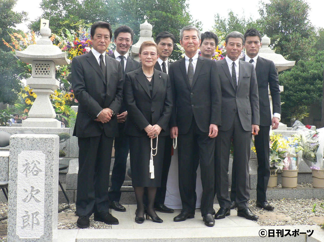 14年7月、故石原裕次郎さんの二十八回忌に出席した、前列左から神田正輝、石原まき子夫人、渡哲也、舘ひろし、後列左から金児憲史、池田努、宮下裕治、徳重聡