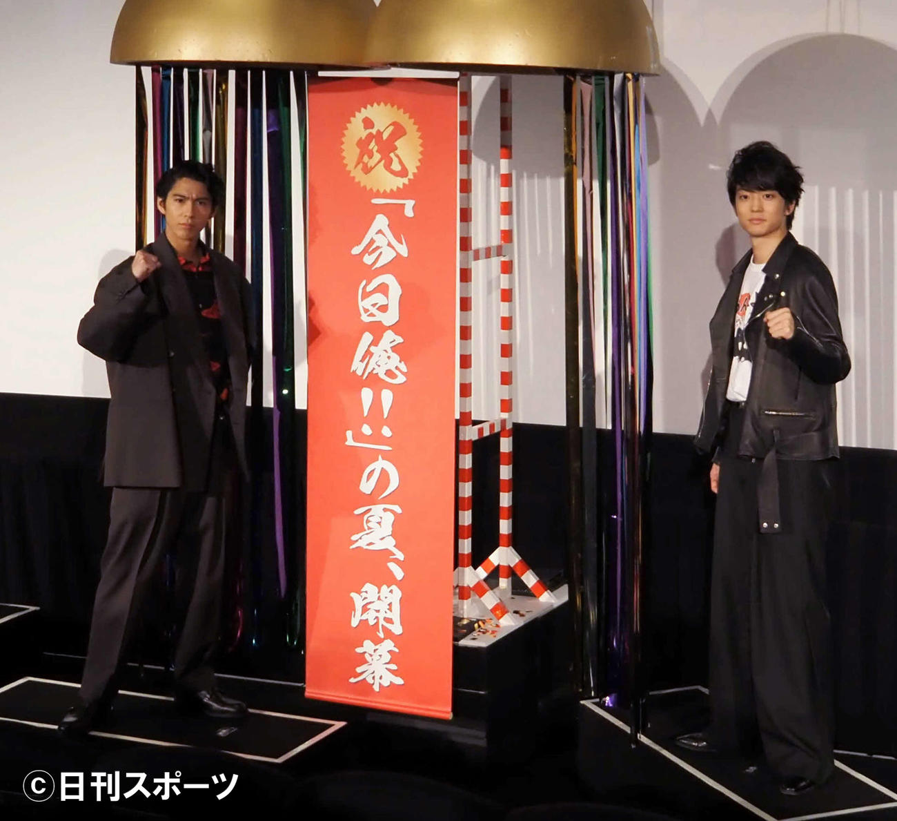 初日舞台あいさつに出席した賀来賢人（左）と伊藤健太郎（撮影・遠藤尚子）