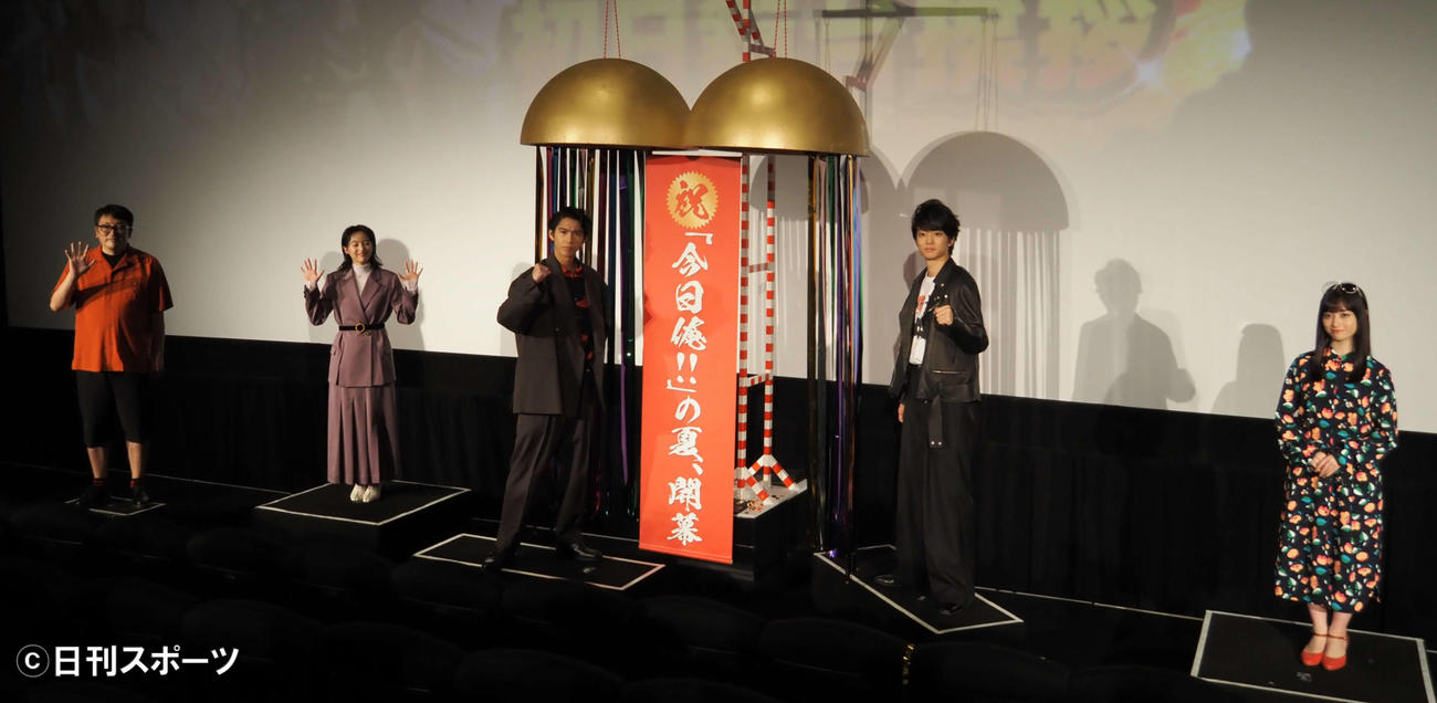 初日舞台あいさつに出席した、左から福田雄一監督、清野菜名、賀来賢人、伊藤健太郎、橋本環奈（撮影・遠藤尚子）