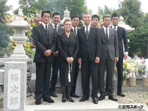 14年7月、故石原裕次郎さんの二十八回忌に出席した、前列左から神田正輝、石原まき子夫人、渡哲也、舘ひろし、後列左から金児憲史、池田努、宮下裕治、徳重聡