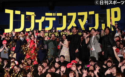 映画「コンフィデンスマンJP」の初日舞台あいさつで観客と一緒に写真に納まる三浦春馬ら(2019年5月17日撮影)