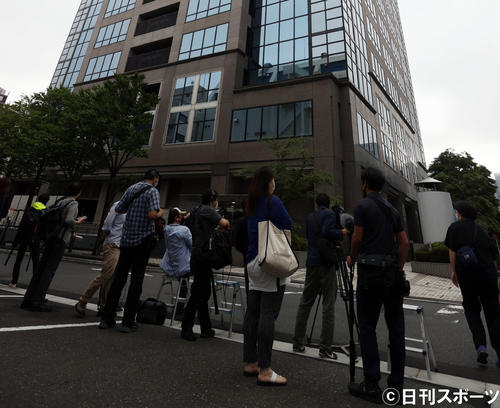亡くなった三浦春馬さんの自宅マンションに集まる多くの報道陣＝午後4時45分すぎ（撮影・狩俣裕三）