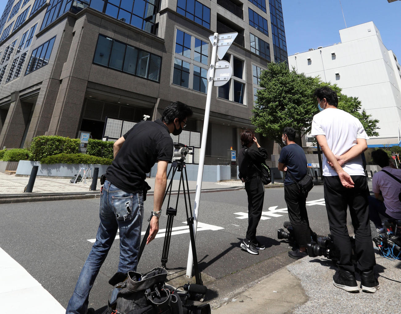 前日亡くなった三浦春馬さんの自宅マンションに集まる報道陣＝午後1時40分すぎ（撮影・狩俣裕三）