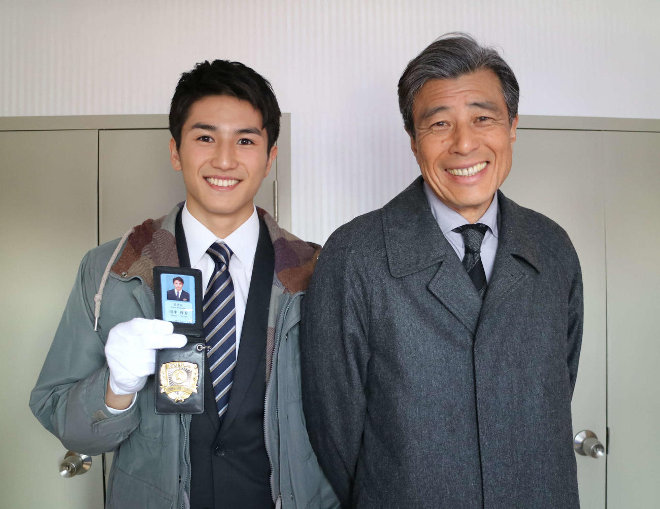 神田穣（左）は石原プロモーションからの移籍が決まった。舘ひろしと共演したデビュー作の撮影現場で